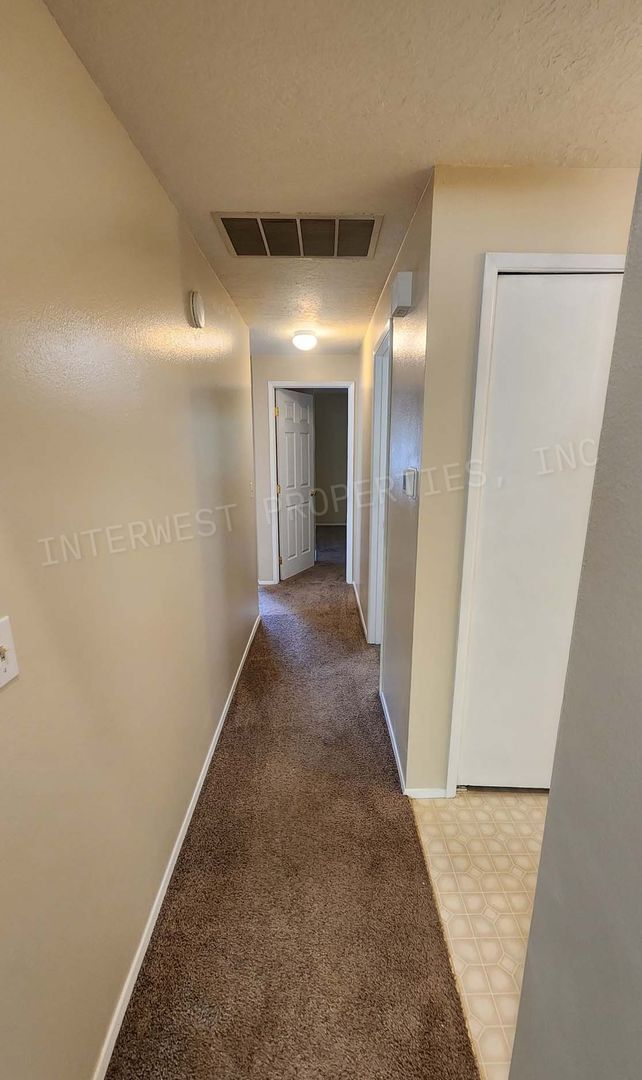 Building Photo - 3 bd 2 ba Ranch Style Beaverton Home with W/D in Unit, 2 Car Garage and Large Fenced Yard!