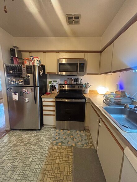 Building Photo - 4000 Gypsy Ln