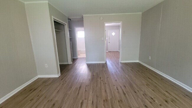 Building Photo - "Charming Studio Retreat with Full Bath in...