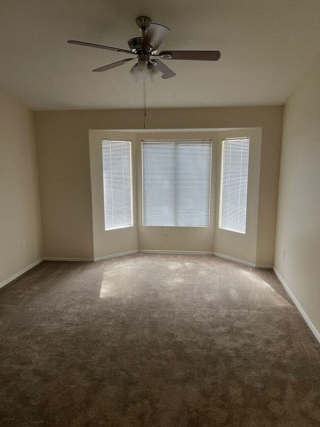 Building Photo - Move in Quick! 2 Bedroom Townhome in Sun C...