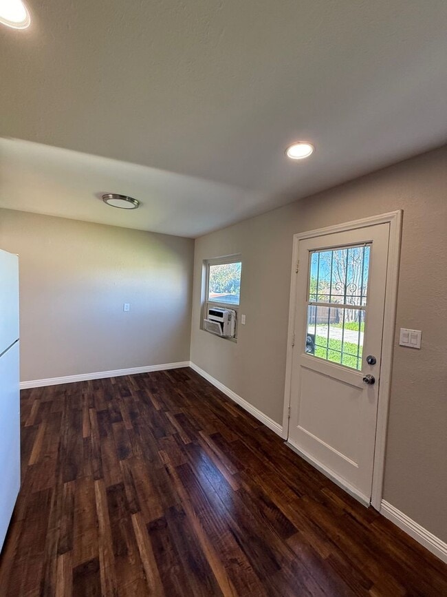 Building Photo - Beautiful 2 Bedroom 1 Bath home in well desired El Cajon neighborhood