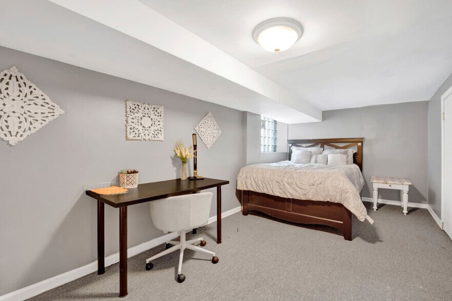 Building Photo - 1205 W Oakdale Ave