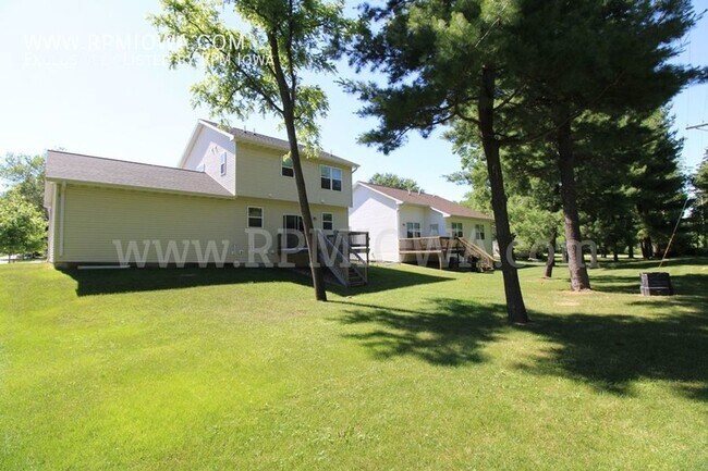 Building Photo - UPDATED KITCHEN!! 3 Bedroom, 2.5 Bath Home...