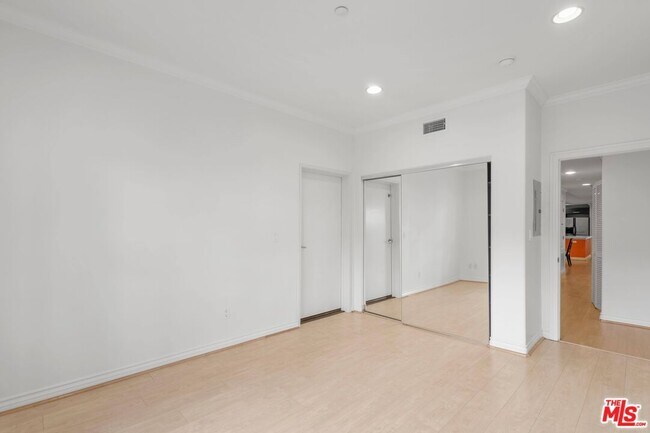 Building Photo - 10633 Eastborne Ave