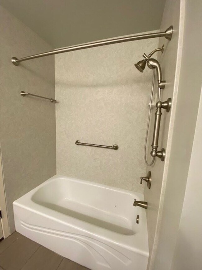 Building Photo - LARGE | 3 Bed | 2 Bath | Midtown Tulsa