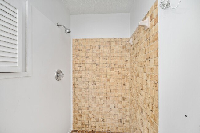 Building Photo - Spacious 3-Bedroom Home with Fireplace, Split Floor Plan & Screened Lanai in Southeast Ocala!