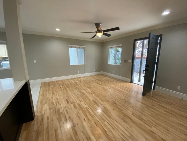 Building Photo - AC! In Unit Washer & Dryer! Reserved Onsite Parking! Downstairs Home!