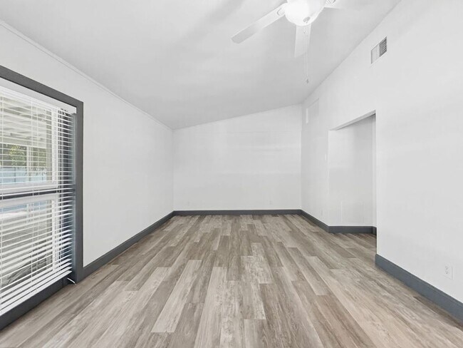 Building Photo - Spacious 1BR Duplex Near Beaches – Private Yard + Amenities! 1bed|1bath