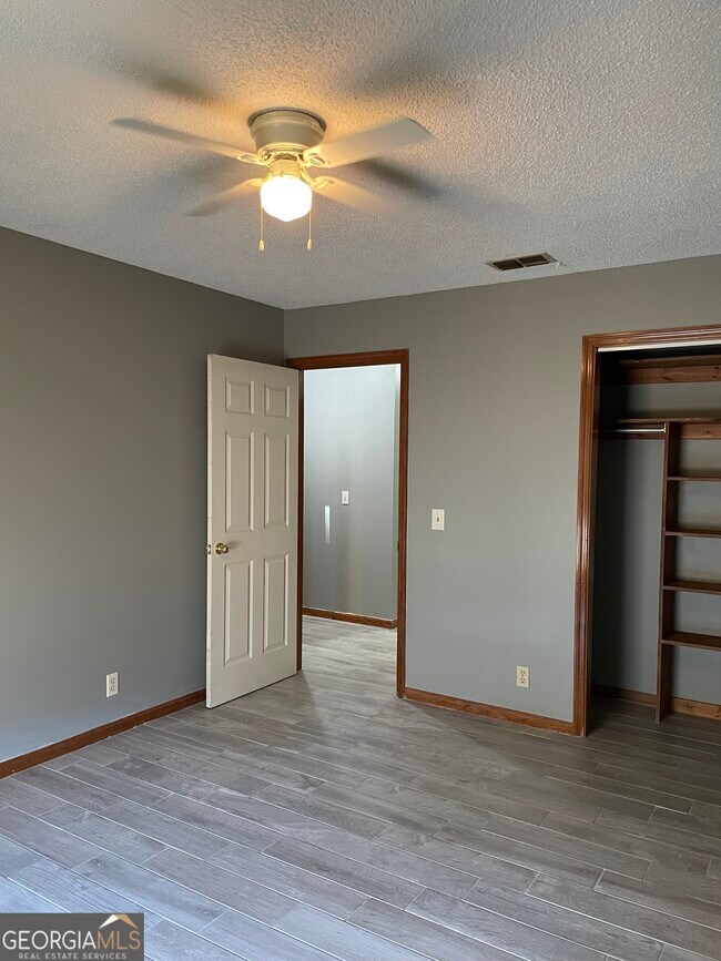 Building Photo - 211 N Woodvalley Dr