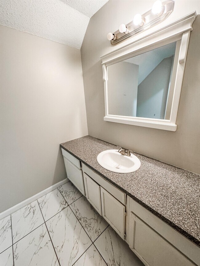 Building Photo - 3945 Windyke Dr