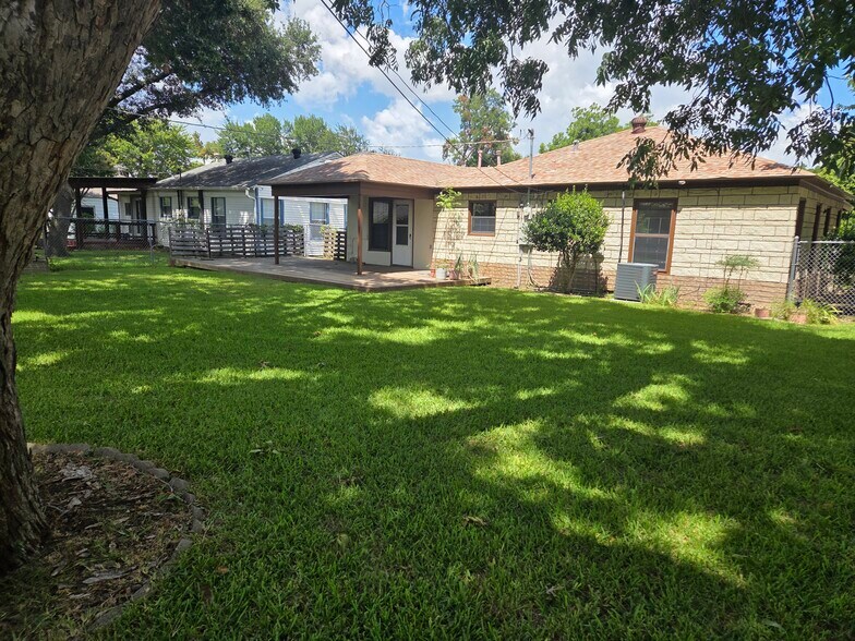Building Photo - 1309 Shady Ln