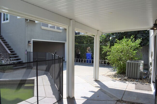 Building Photo - 9456 Cedarview Way