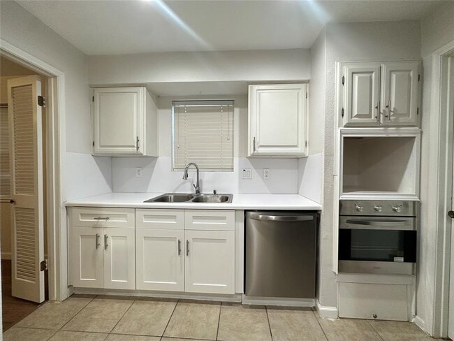 Building Photo - 12139 Huntington Park Dr