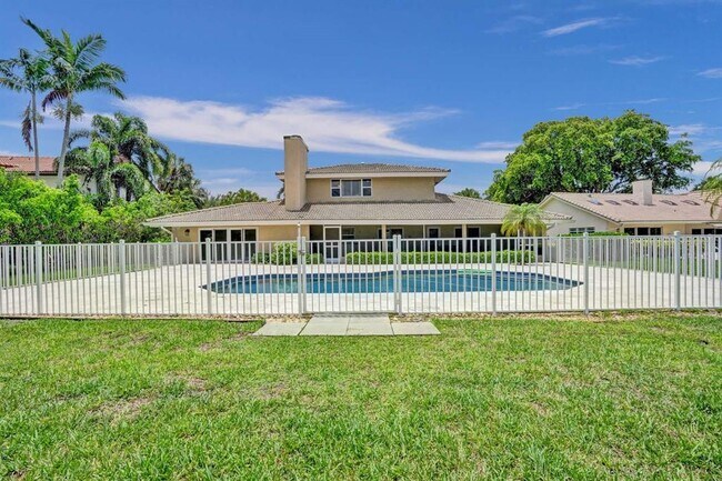 Building Photo - 2527 Lakes Dr