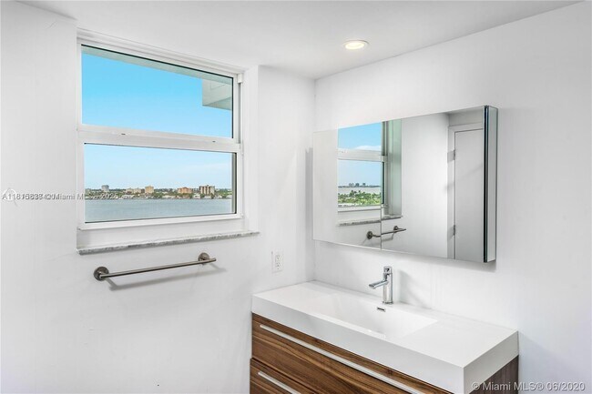 Building Photo - 10350 W Bay Harbor Dr