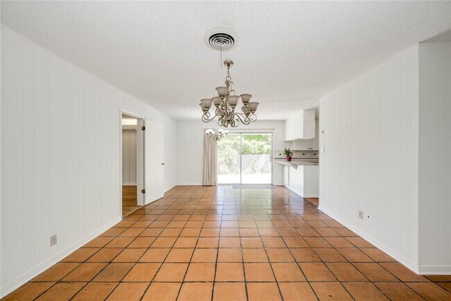 Building Photo - 405 Westbrook Dr