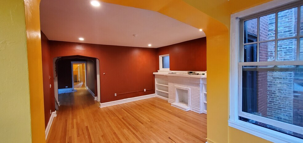 Living Room - 6442 N Glenwood Ave