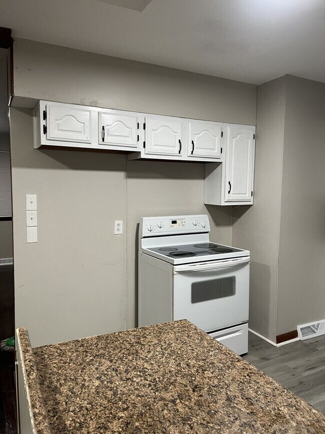 Building Photo - Welcome to this charming 3-bedroom, 1-bath...