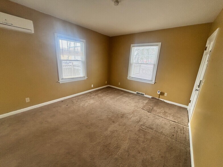 Building Photo - 142 N Riverview Dr