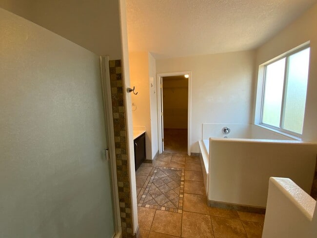 Building Photo - 4 Bedroom Home Available Near Golf Course ...