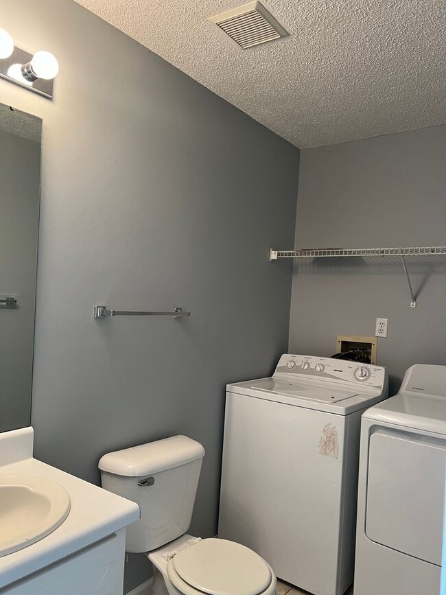 Building Photo - 113 Pineridge Dr