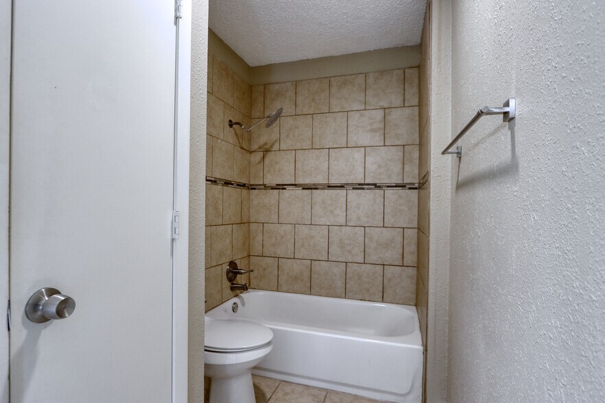 Building Photo - 711 Harbour Town Dr