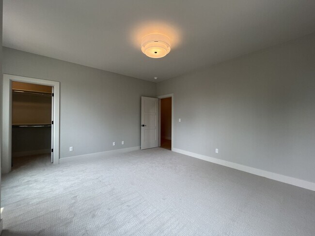 Building Photo - 17402 NW Lone Rock Dr