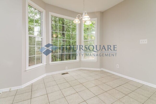Building Photo - Spacious 4-Bed Home with Double-Height Cei...