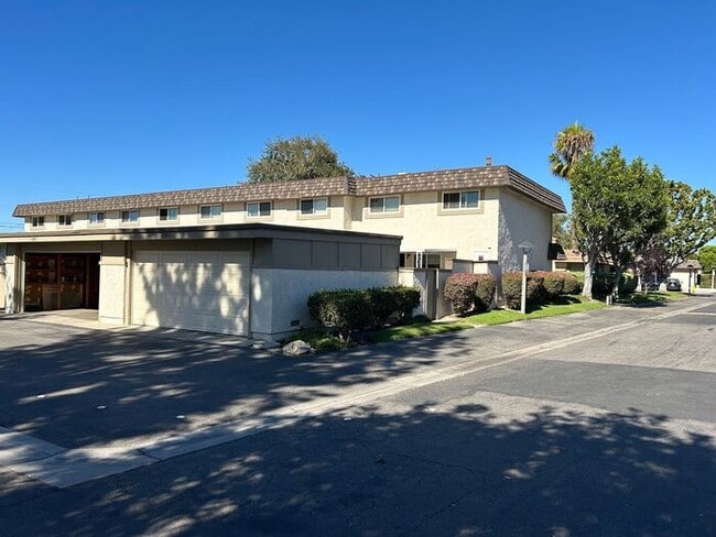 Building Photo - FANTASTIC 3BD TOWNHOUSE FOR LEASE!