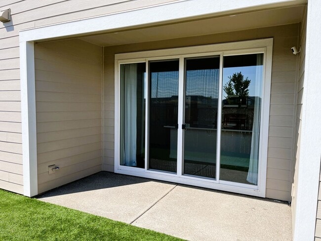 Building Photo - Modern Luxury Meets Convenience in Hillsboro