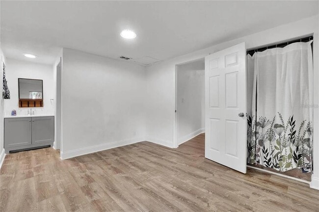 Building Photo - 181 N Oak St