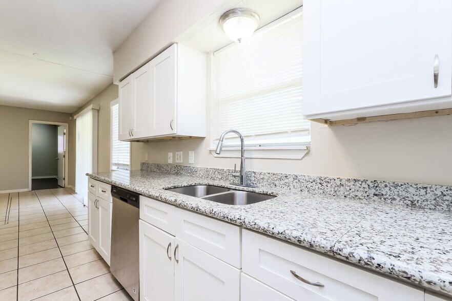 Building Photo - 807 Sulphur St