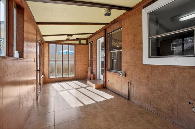 Building Photo - 20615 Valley Wells Dr