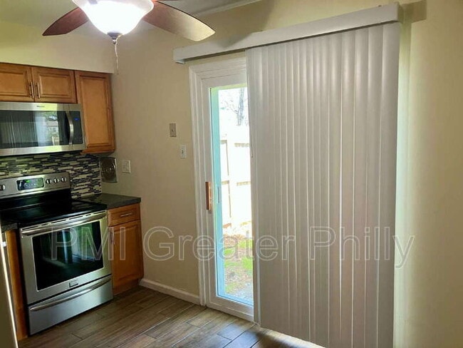 Building Photo - 1688 Bluebird Dr