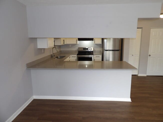 Building Photo - 902 Plaza Dr