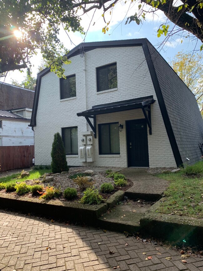 Front - 932 E Washington St