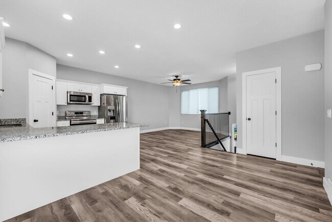 Building Photo - Beautiful 2020 Layton Home with High Ceilings & Modern Finishes