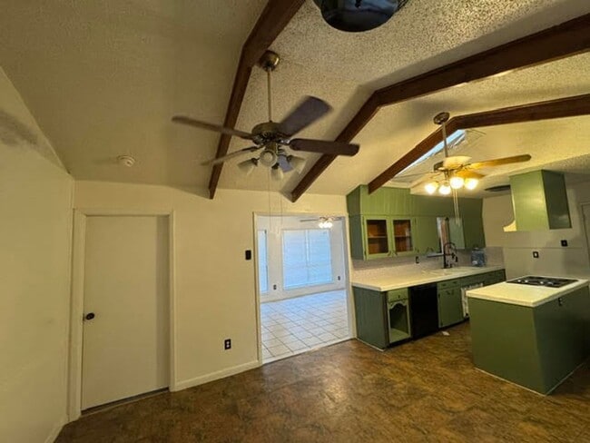 Building Photo - 2812 Live Oak Dr