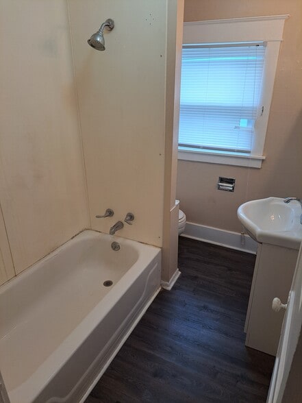 Full bath (upstairs) - 409 E Vaile Ave