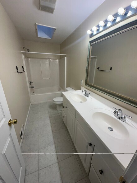 Building Photo - 685 Garibaldi St SW