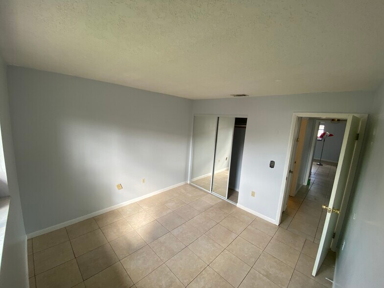 Building Photo - 1554 University Lane