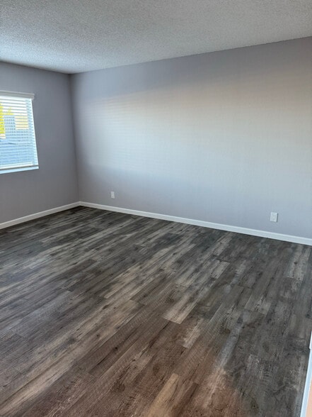 Building Photo - 966 W 11th St