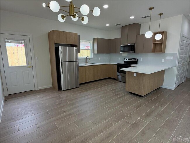 Building Photo - 1302 Rosewood Ln
