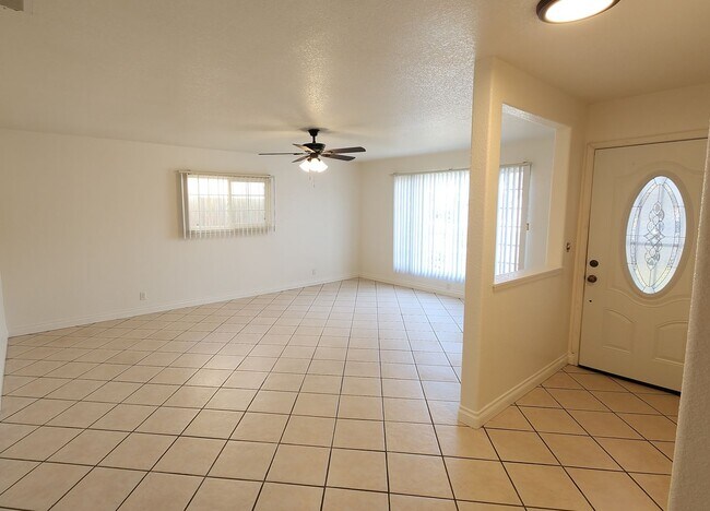 Building Photo - Your Perfect Ventura Retreat 4 bedroom 2 f...