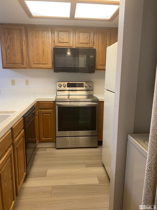 Building Photo - 2875 Idlewild Dr