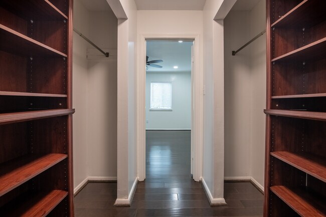 Building Photo - 1001 Woodland Vlg