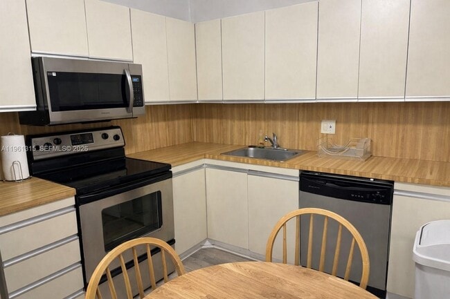 Building Photo - 2500 Parkview Dr