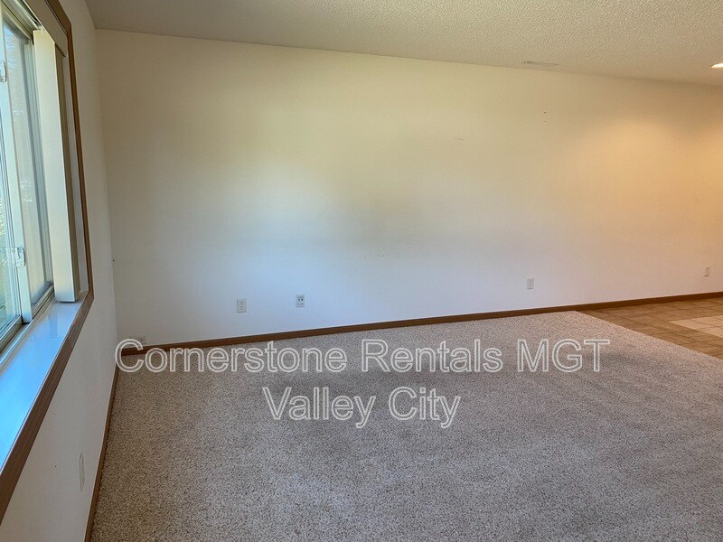 Building Photo - 508 10th St NE