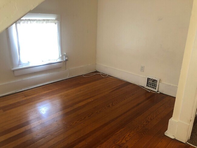 Building Photo - Recently Renovated - Spacious 5 Bedroom, 2...