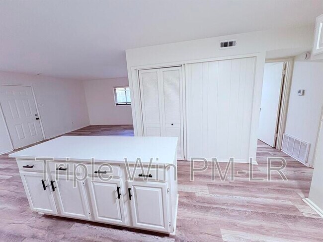 Building Photo - 76 S Meadowcliff Dr